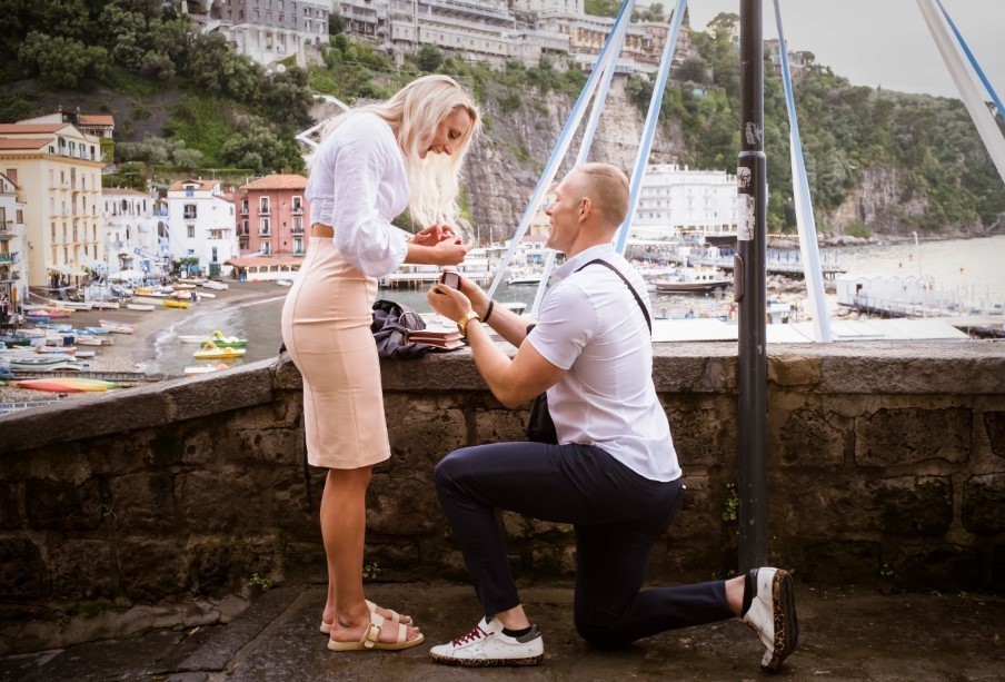 Love shaped by the Mediterranean horizon